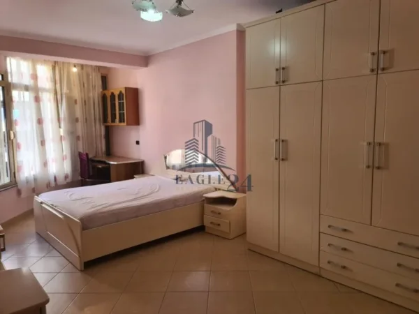 Tirane, jepet me qera apartament 2+1+Ballkon , 100 m² 450 € (Astir)