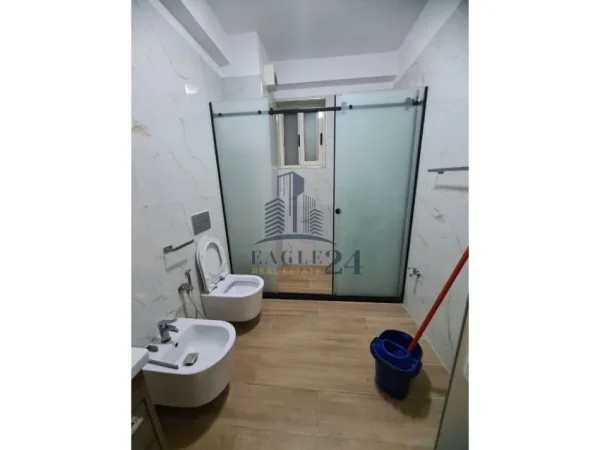 Tirane, jepet me qera apartament 2+1+Ballkon , 100 m² 450 € (Astir)