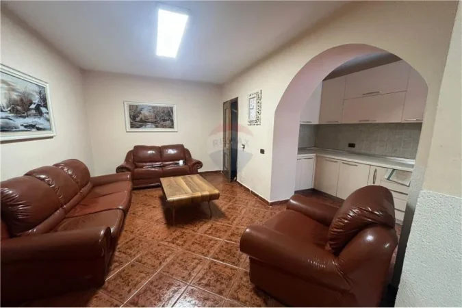 Tirane, jepet me qera apartament 1+1 Kati 1, 60 m² 400 € (Rruga e Dibrës - Medreseja)