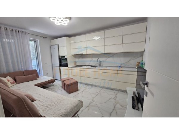 Tirane, jepet me qera apartament 2+1 Kati 4, 63 m² 500 € (Rruga Ferit Xhajko)
