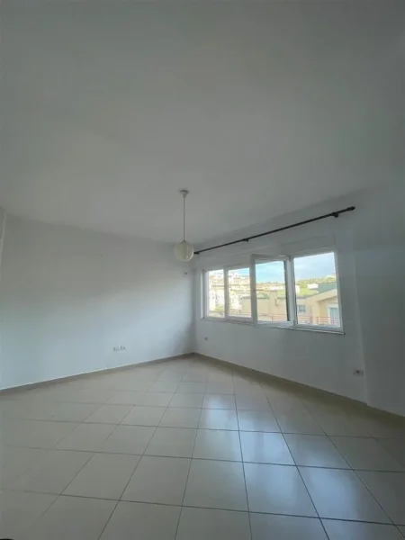 Tirane, jepet me qera apartament 1+1+Ballkon Kati 4, 65 m² 350 € (LIQENI I THATE)
