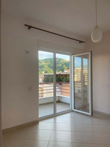Tirane, jepet me qera apartament 1+1+Ballkon Kati 4, 65 m² 350 € (LIQENI I THATE)