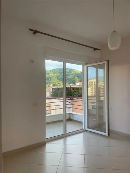 Tirane, jepet me qera apartament 1+1+Ballkon Kati 4, 65 m² 350 € (LIQENI I THATE)