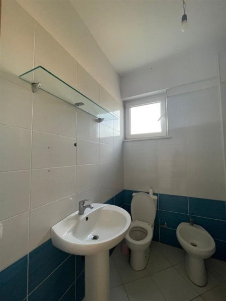 Tirane, jepet me qera apartament 1+1+Ballkon Kati 4, 65 m² 350 € (LIQENI I THATE)