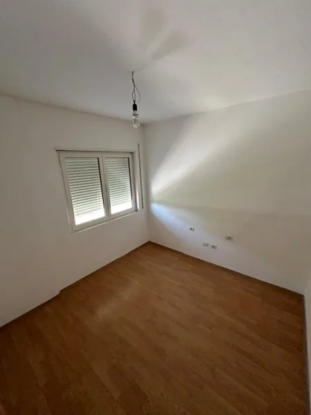 Tirane, shitet apartament 2+1+Ballkon Kati 1, 90 m² 99.000 € (Rruga Dajtit)