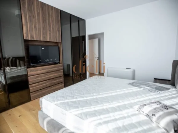 Tirane, jepet me qera Vile 3+1+Aneks+Ballkon Kati 3, 403 m² 5.000 €