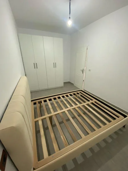 Tirane, jepet me qera apartament 1+1 Kati 1, 50 m² 350 € (Pallati me Shigjeta)