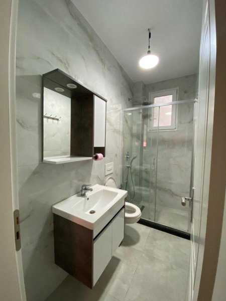 Tirane, jepet me qera apartament 1+1 Kati 1, 50 m² 350 € (Pallati me Shigjeta)