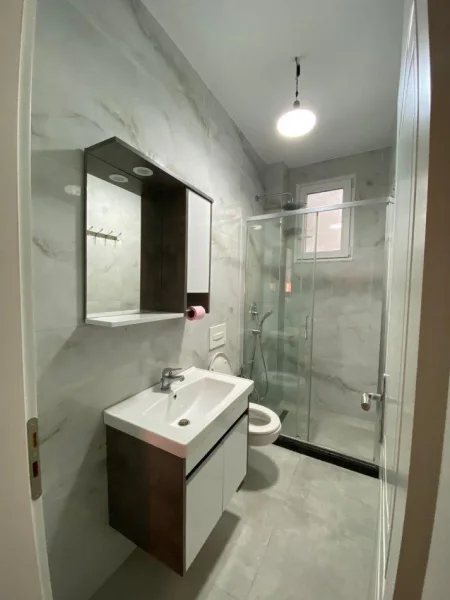 Tirane, jepet me qera apartament 1+1 Kati 1, 50 m² 350 € (Pallati me Shigjeta)
