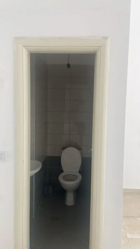 Tirane, jepet me qera ambjent biznesi Kati 0, 30 m² 300 € (Astir)