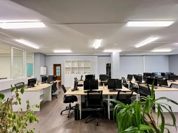 Tirane, jepet me qera zyre Kati 4, 215 m² 2.000 € (pranë Qendrës, Rruga e Kavajës)