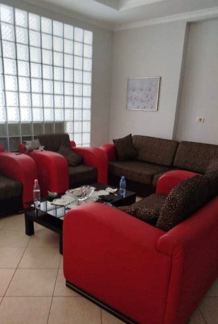 Tirane, jepet me qera apartament 1+1 Kati 1, 75 m² 350 € (Fresk)