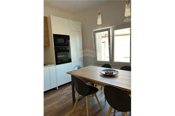 Tirane, jepet me qera apartament 2+1+Ballkon Kati 2, 120 m² 750 € (Selvia)