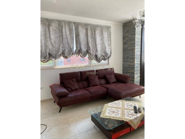 Tirane, jepet me qera apartament 2+1+Ballkon Kati 4, 86 m² 450 € (Oxhaku, Varri i Bomit)