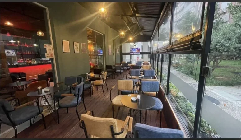 Tirane, shitet lokal Kati 0, 150 m² 250.000 € (Kompleksi Kontakt, Rruga Ndre Mjeda, ish Parku)