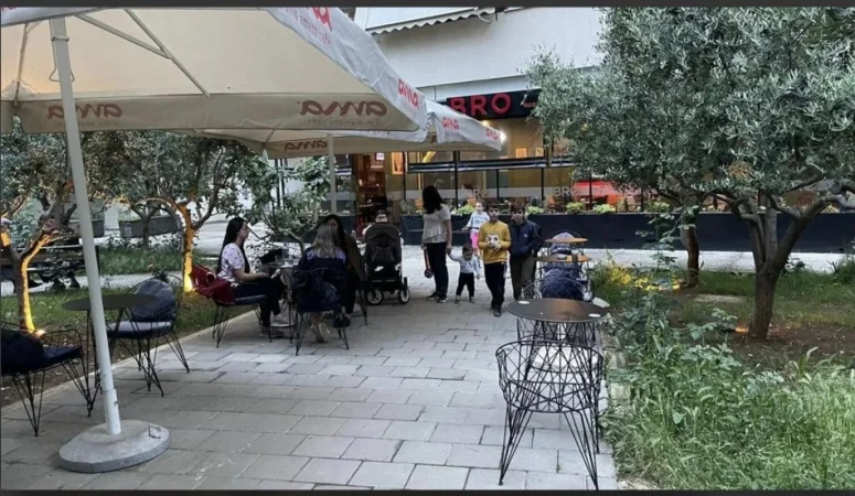 Tirane, shitet lokal Kati 0, 150 m² 250.000 € (Kompleksi Kontakt, Rruga Ndre Mjeda, ish Parku)