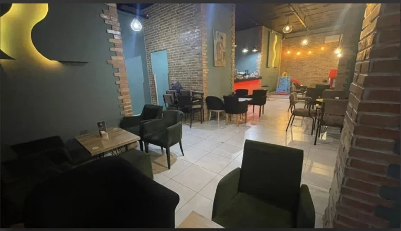 Tirane, shitet lokal Kati 0, 150 m² 250.000 € (Kompleksi Kontakt, Rruga Ndre Mjeda, ish Parku)