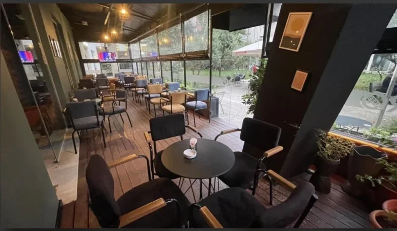 Tirane, shitet lokal Kati 0, 150 m² 250.000 € (Kompleksi Kontakt, Rruga Ndre Mjeda, ish Parku)