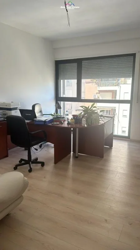 Tirane, jepet me qera zyre Kati 6, 92 m² 750 € (asim vokshi)