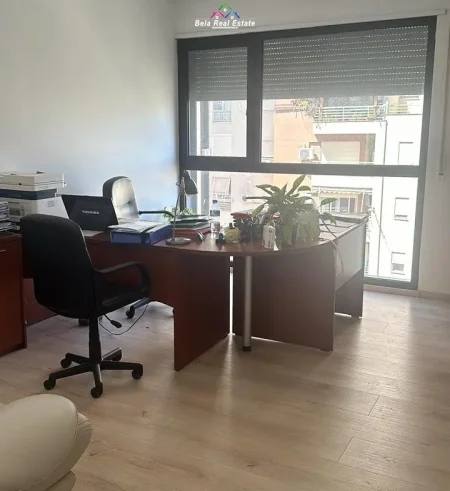 Tirane, jepet me qera zyre Kati 6, 92 m² 750 € (asim vokshi)