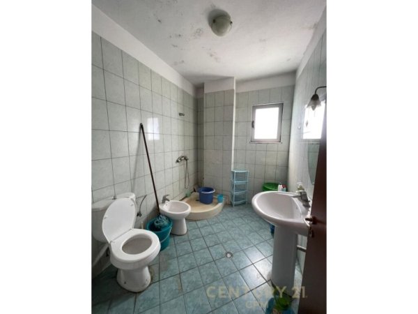 Tirane, shes apartament 1+1+Ballkon , 78 m² 150.000 € (Qendra Tregtare Kristal, Komuna Parisit)