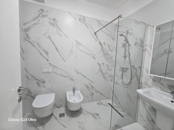 Tirane, jepet me qera apartament 1+1+Ballkon Kati 3, 75 m² 850 € (Kompleksi Delijorgji)