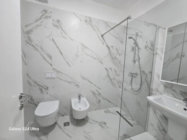 Tirane, jepet me qera apartament 1+1+Ballkon Kati 3, 75 m² 850 € (Kompleksi Delijorgji)