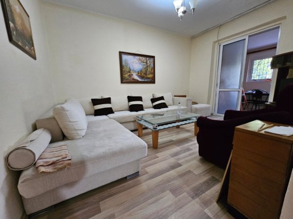 Tirane, jepet me qera apartament 2+1 Kati 1, 82 m² 400 € (Ish Parku Autobuzave)