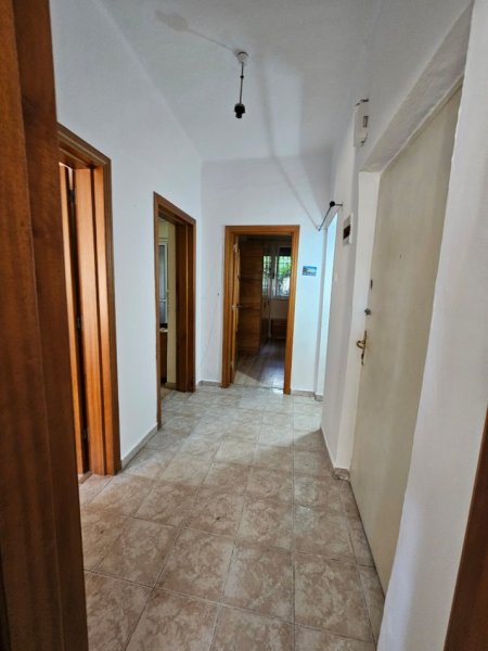 Tirane, jepet me qera apartament 2+1 Kati 1, 82 m² 400 € (Ish Parku Autobuzave)