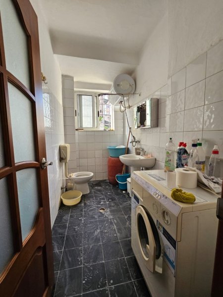 Tirane, jepet me qera apartament 2+1 Kati 1, 82 m² 400 € (Ish Parku Autobuzave)