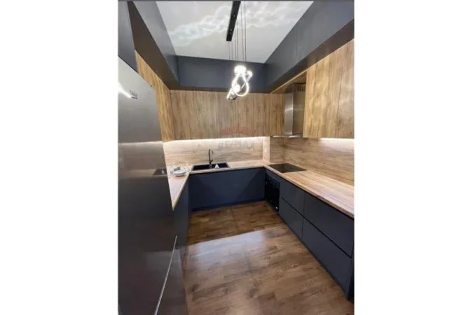 Tirane, jepet me qera apartament 1+1+Ballkon Kati 5, 78 m² 700 € (Rruga e Barrikadave)