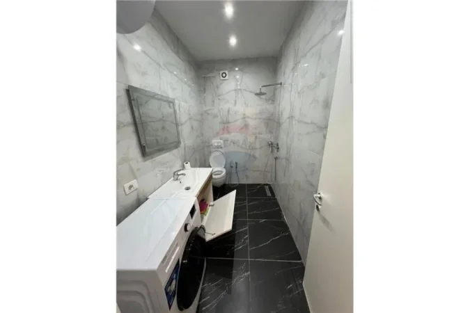 Tirane, jepet me qera apartament 1+1+Ballkon Kati 5, 78 m² 700 € (Rruga e Barrikadave)
