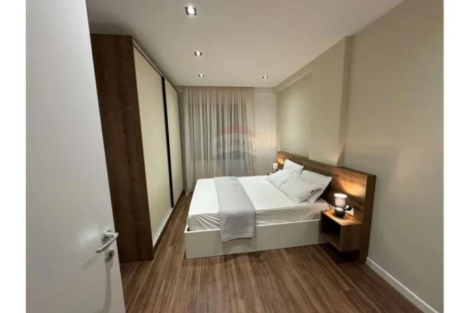 Tirane, jepet me qera apartament 1+1+Ballkon Kati 6, 76 m² 800 € (Rruga e Barrikadave)