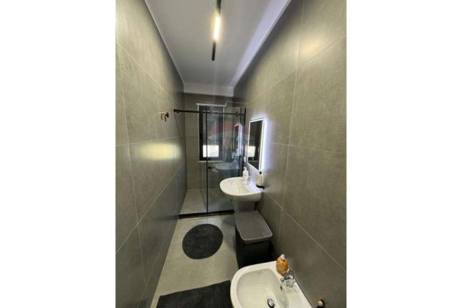 Tirane, jepet me qera apartament 1+1+Ballkon Kati 6, 76 m² 800 € (Rruga e Barrikadave)