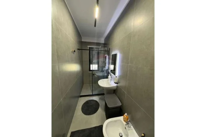 Tirane, jepet me qera apartament 1+1+Ballkon Kati 6, 76 m² 800 € (Rruga e Barrikadave)