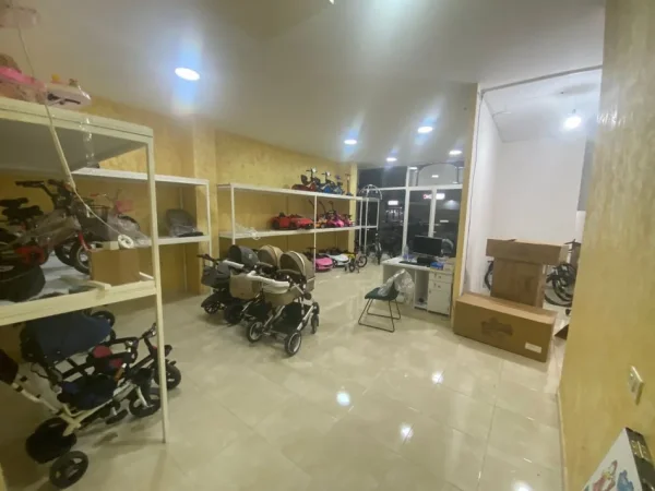 Tirane, jepet me qera dyqan Kati 0, 70 m² 370 € (Astir)