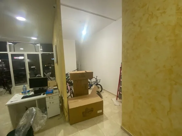 Tirane, jepet me qera dyqan Kati 0, 70 m² 370 € (Astir)