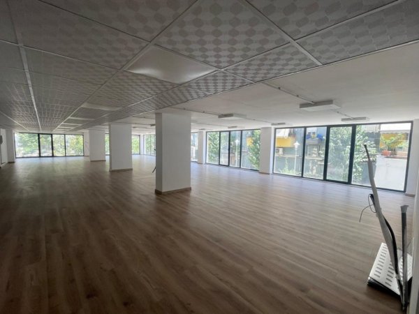 Tirane, jepet me qera ambjent biznesi Kati 0, 550 m² 4.400 € (Rruga e Dibres) TT 1177