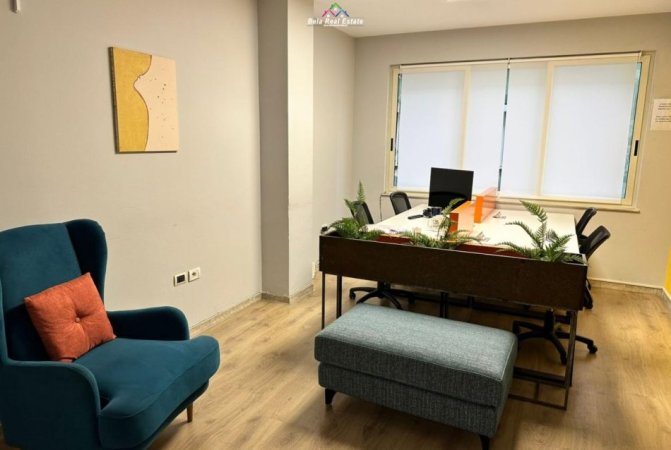Tirane, jap me qera zyre Kati 5, 140 m² 2.500 € (Rruga Brigada VIII)