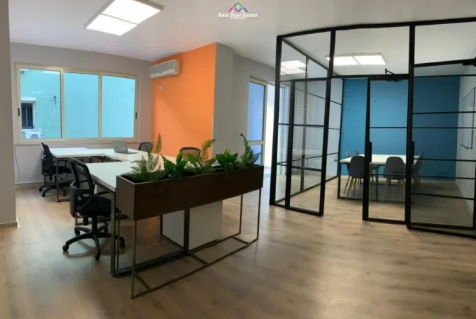 Tirane, jap me qera zyre Kati 5, 140 m² 3800 € (Rruga Brigada VIII)