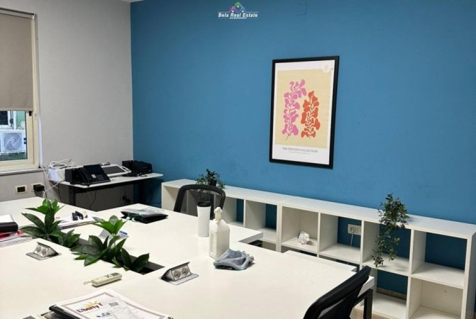 Tirane, jap me qera zyre Kati 5, 140 m² 2.500 € (Rruga Brigada VIII)