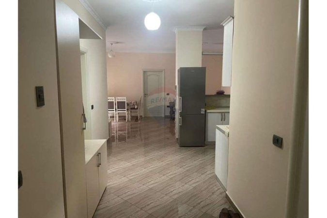 Tirane, jepet me qera apartament 2+1 Kati 7, 100 m² 450 € (Laprakë - Spitali Hygea)