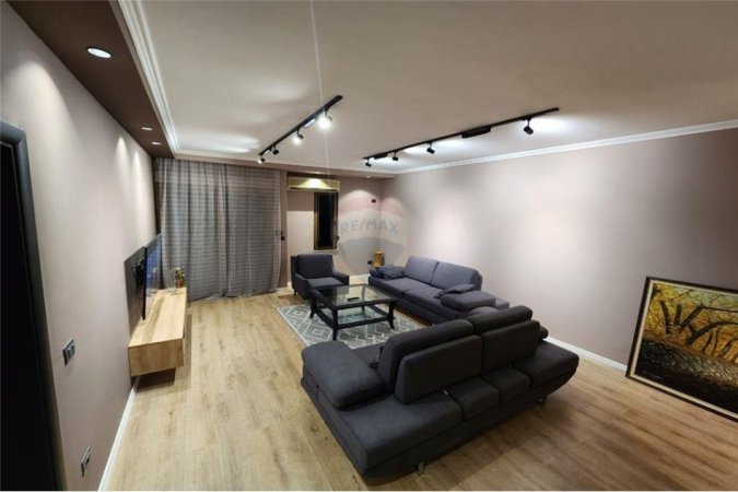 Tirane, jepet me qera apartament 3+1 Kati 4, 160 m² 1.000 € (Rruga e Kavajes - 21 Dhjetori)