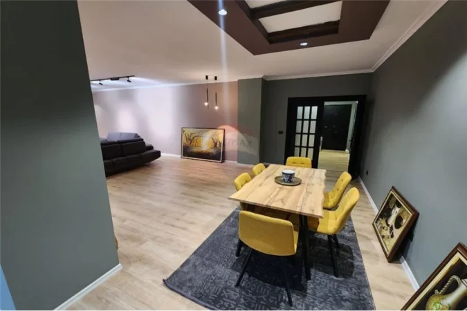 Tirane, jepet me qera apartament 3+1 Kati 4, 160 m² 1.000 € (Rruga e Kavajes - 21 Dhjetori)