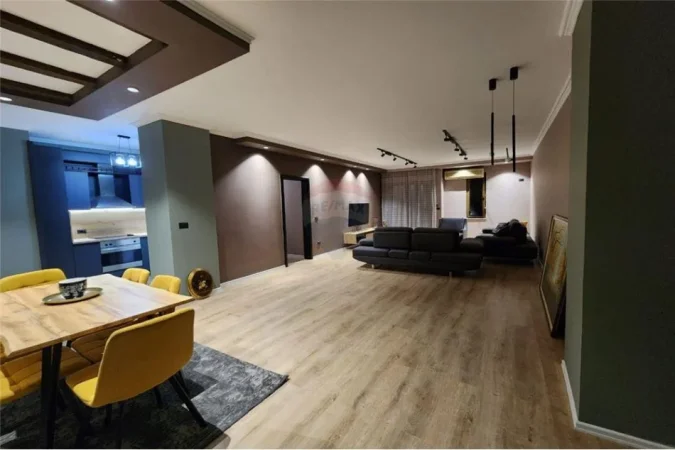 Tirane, jepet me qera apartament 3+1 Kati 4, 160 m² 1.000 € (Rruga e Kavajes - 21 Dhjetori)