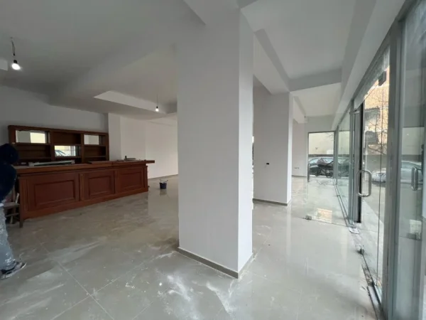 Tirane, jepet me qera dyqan Kati 0, 112 m² 1.200 € (Rruga Mikel Maruki)