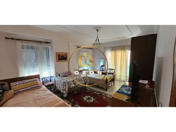 Shitet apartament 2+1 në Kombinat pranë Kompleksit Sportiv Bushi !