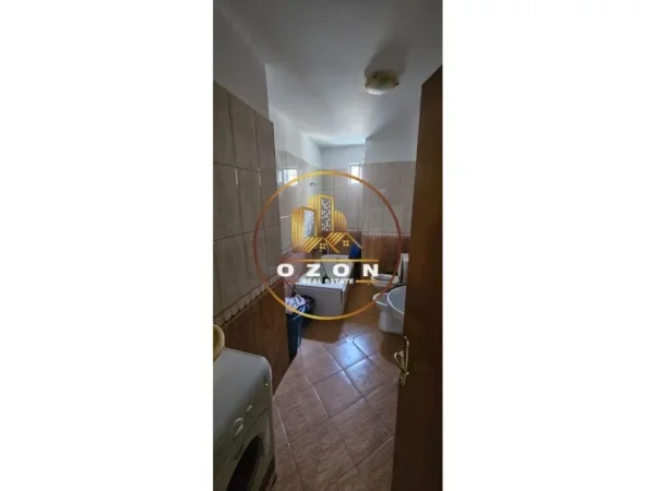 Shitet apartament 2+1 në Kombinat pranë Kompleksit Sportiv Bushi !