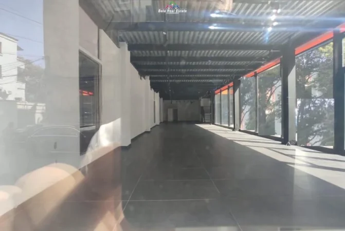 Tirane, jepet me qera dyqan Kati 0, 350 m² 5.000 € (21 dhjetori)