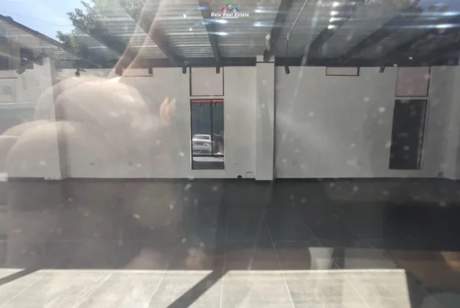 Tirane, jepet me qera dyqan Kati 0, 350 m² 5.000 € (21 dhjetori)